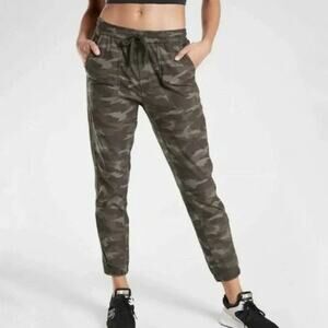 Athleta Camo Farallon Jogger Size 4